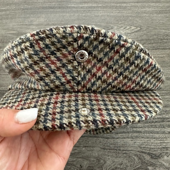 totes Houndstooth Flat Cap in Black, White, and Red - Picture 6 of 10